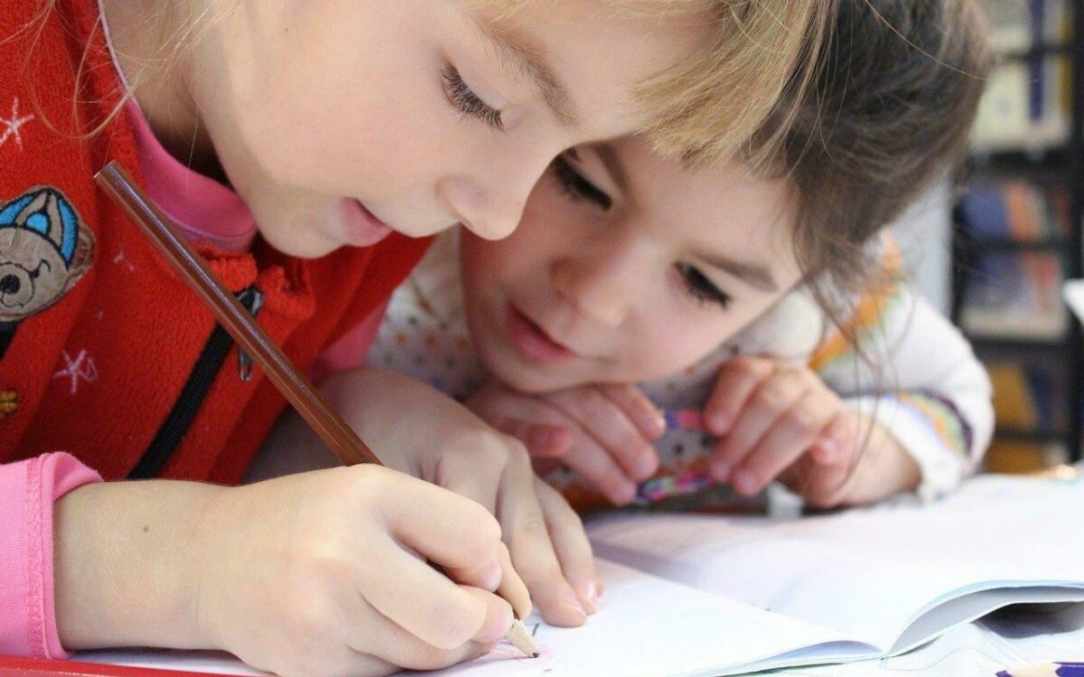Zwei Schülerinnen schreiben im Unterricht der Grundschule Zwei Schülerinnen schreiben im Unterricht der Grundschule